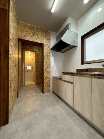 居室・リビング　改装作業経過の比較です。床、壁、天井張り替え。押し入れもオー