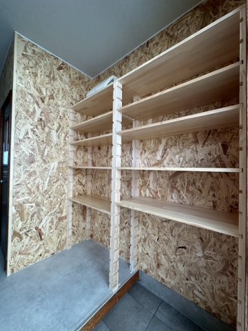 収納　木の温もりが感じられる大容量でオープンな靴収納。