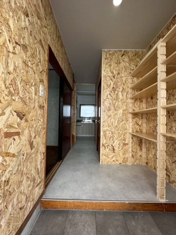 玄関　扉を開けた瞬間、木の温もりに迎えられる玄関。