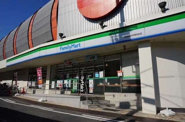 コンビニ　ファミリーマート阪急総持寺駅前店（コンビニ）まで366m