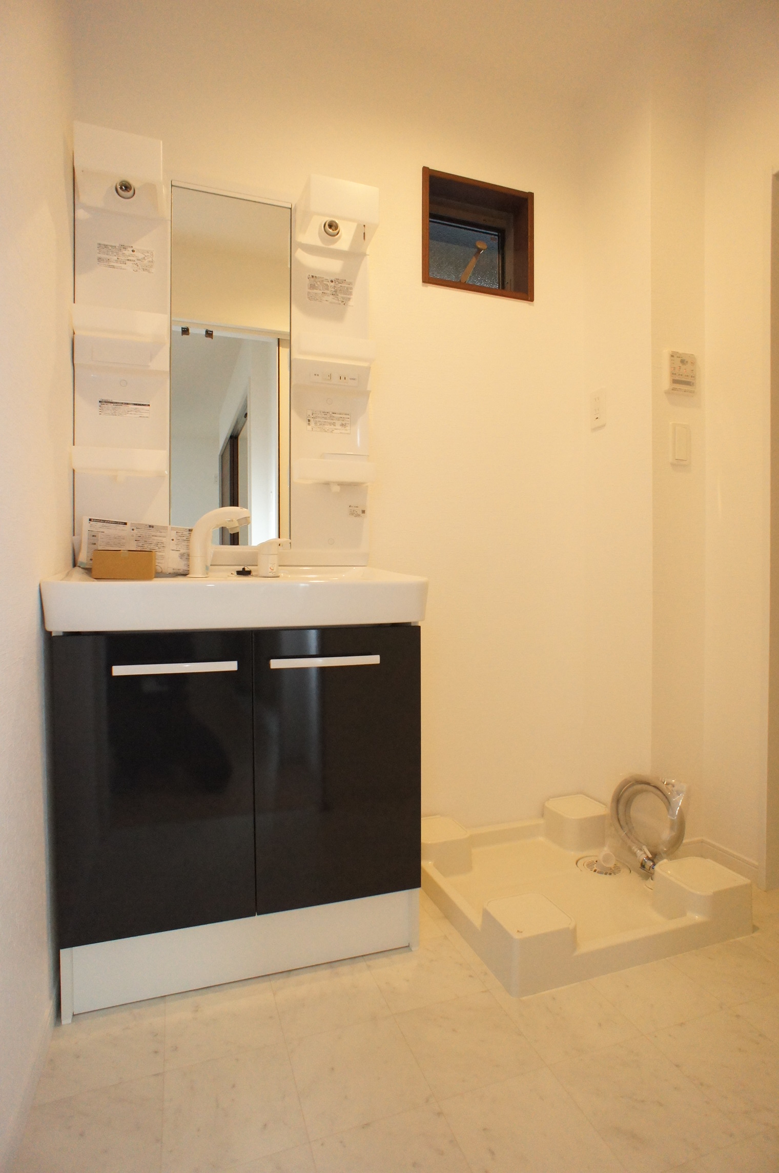 洗面設備　シャンプードレッサー仕様！室内洗濯機置場！