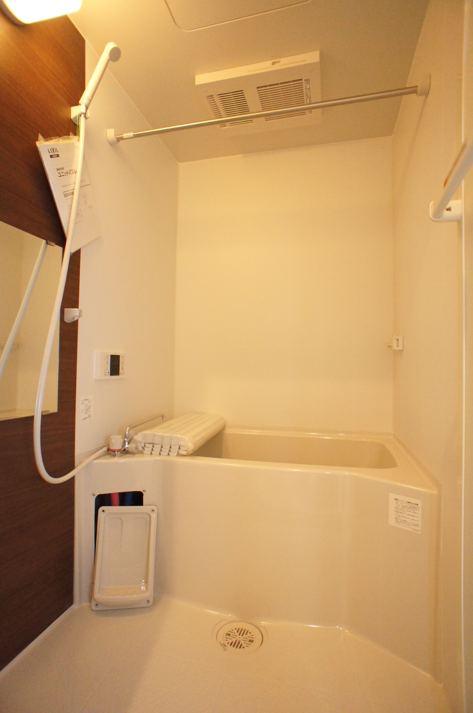 バス・シャワールーム　追焚き機能付き給湯！ミラーあります！