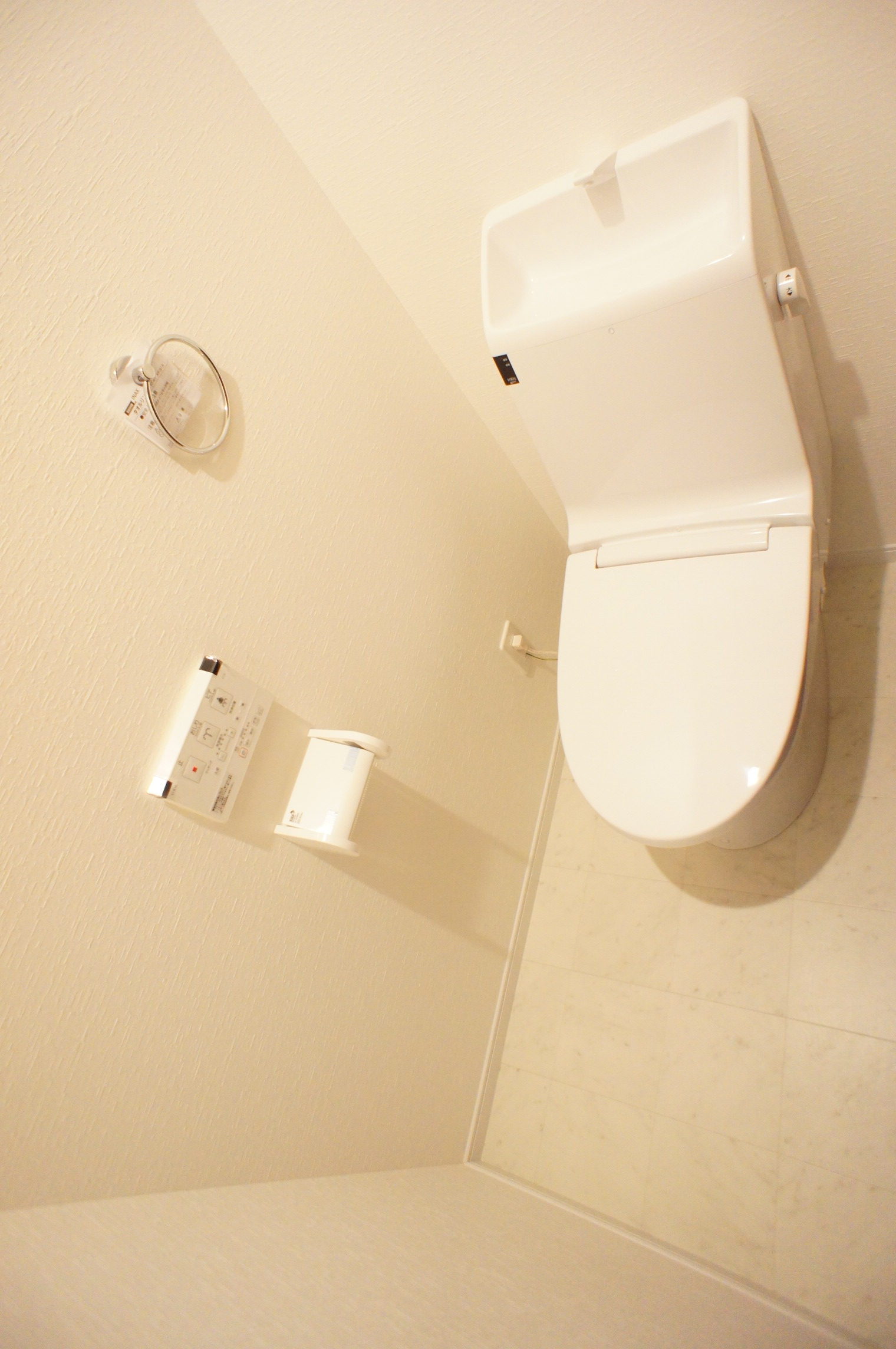 トイレ　シャワートイレ仕様！棚あります！