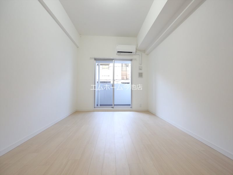 その他部屋・スペース　洋室9.8帖　エアコン完備　バルコニーに面しています