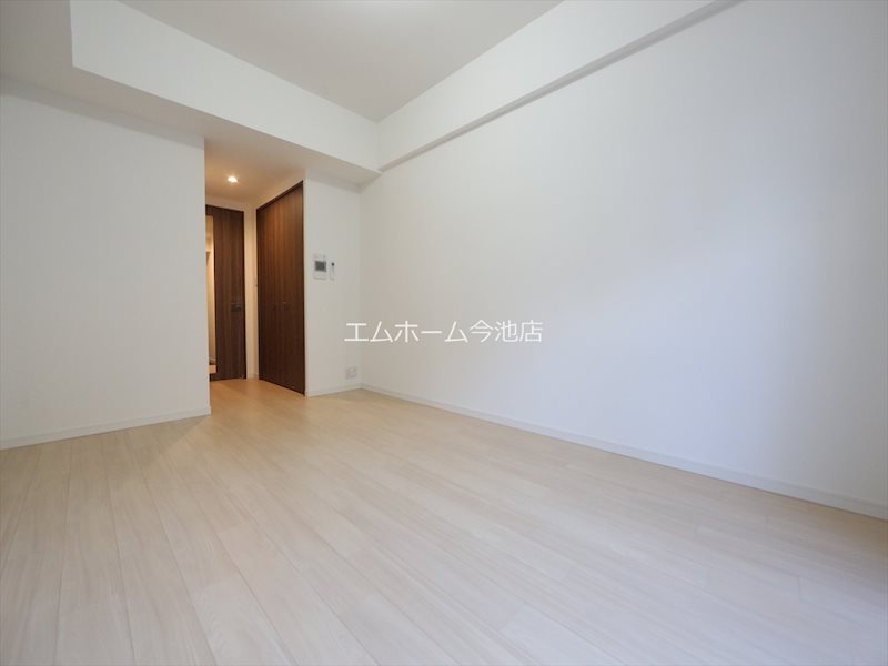 居室・リビング　洋室9.8帖　エアコン完備　バルコニーに面しています