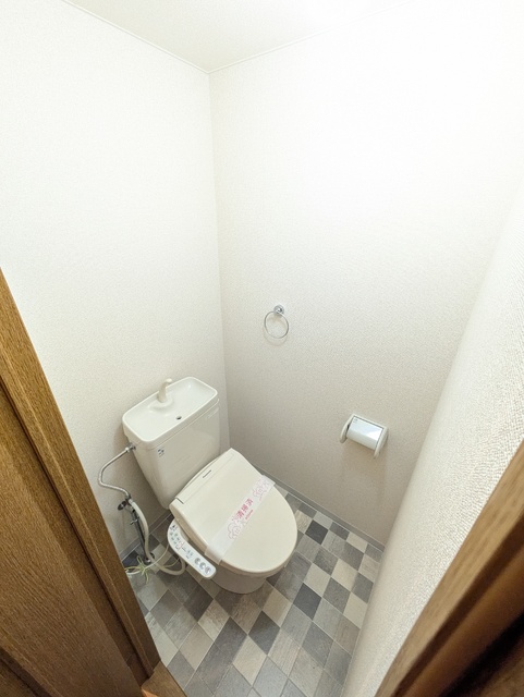 トイレ　※反転タイプ別室参考写真です。現況を優先とします。