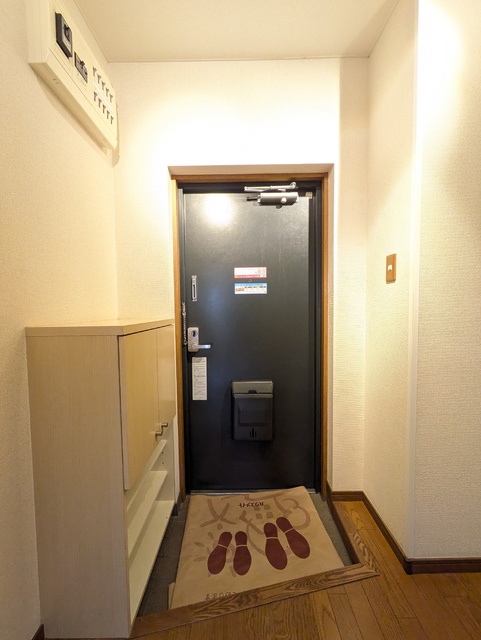 玄関　※反転タイプ別室参考写真です。現況を優先とします。