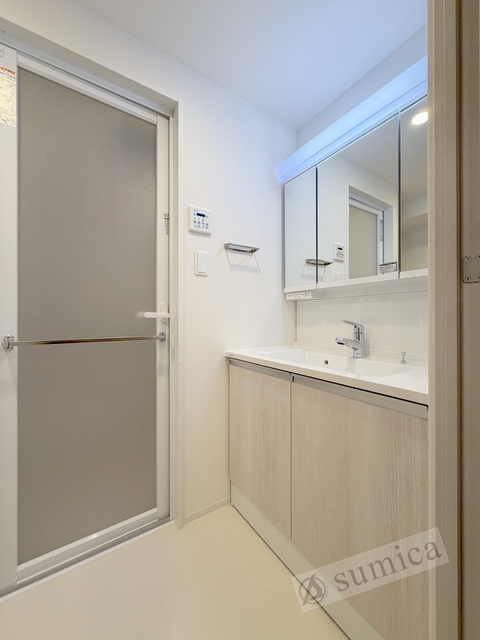 洗面設備　階数により内装色が異なります