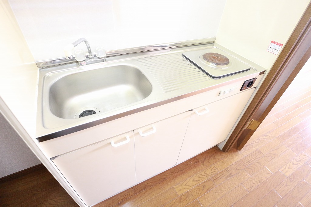 キッチン　電気コンロ付です。