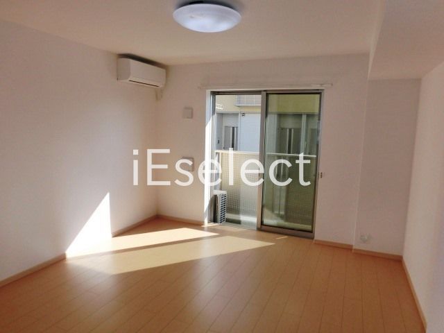 居室・リビング　フローリング張りで明るい洋室です。