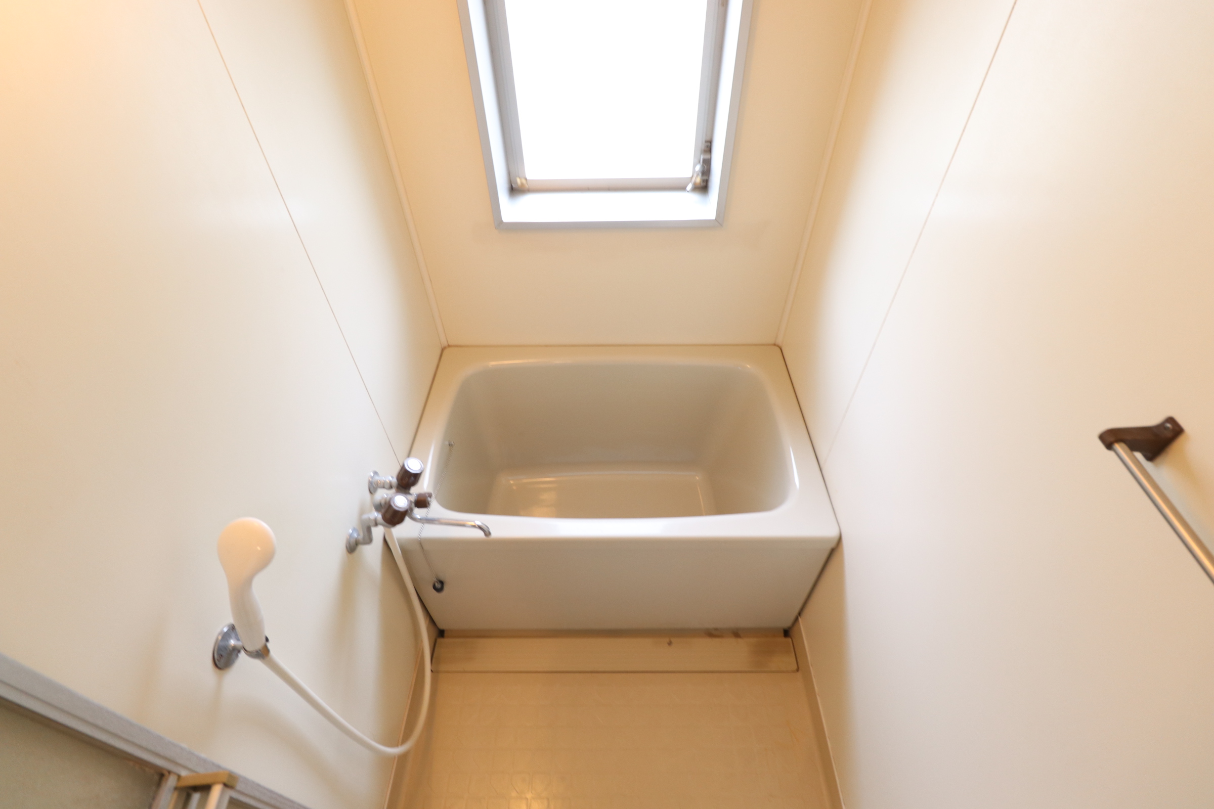 バス・シャワールーム　窓付きお風呂です！