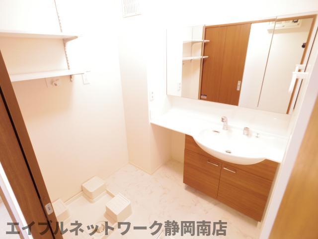 洗面設備　ゆったりとスペースのある洗面所