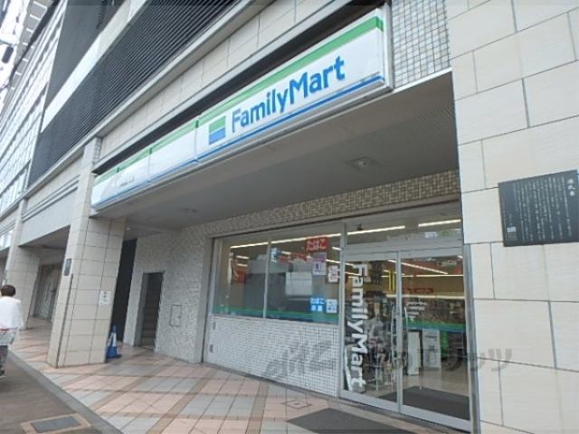 コンビニ　ファミリーマート六地蔵駅前店（コンビニ）まで150m