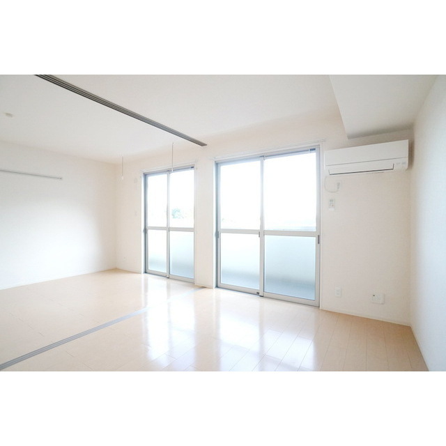 居室・リビング　高い天井の室内で随所に気遣いを感じます