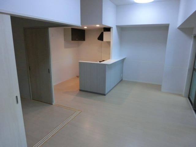 居室・リビング　天井の高い開放感のあるリビング