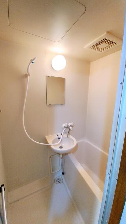 バス・シャワールーム　バスルームには鏡と洗面ボウルを設置しています。