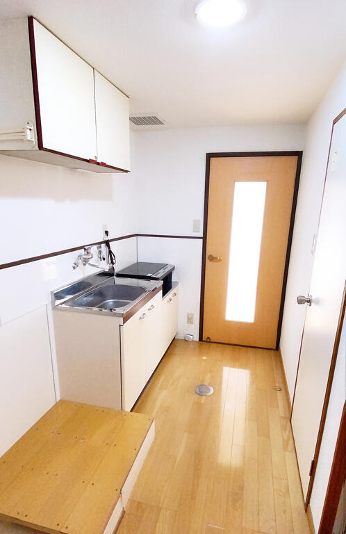 玄関　2口IHコンロを設置。コンロ下には鍋やお皿を収納できます。