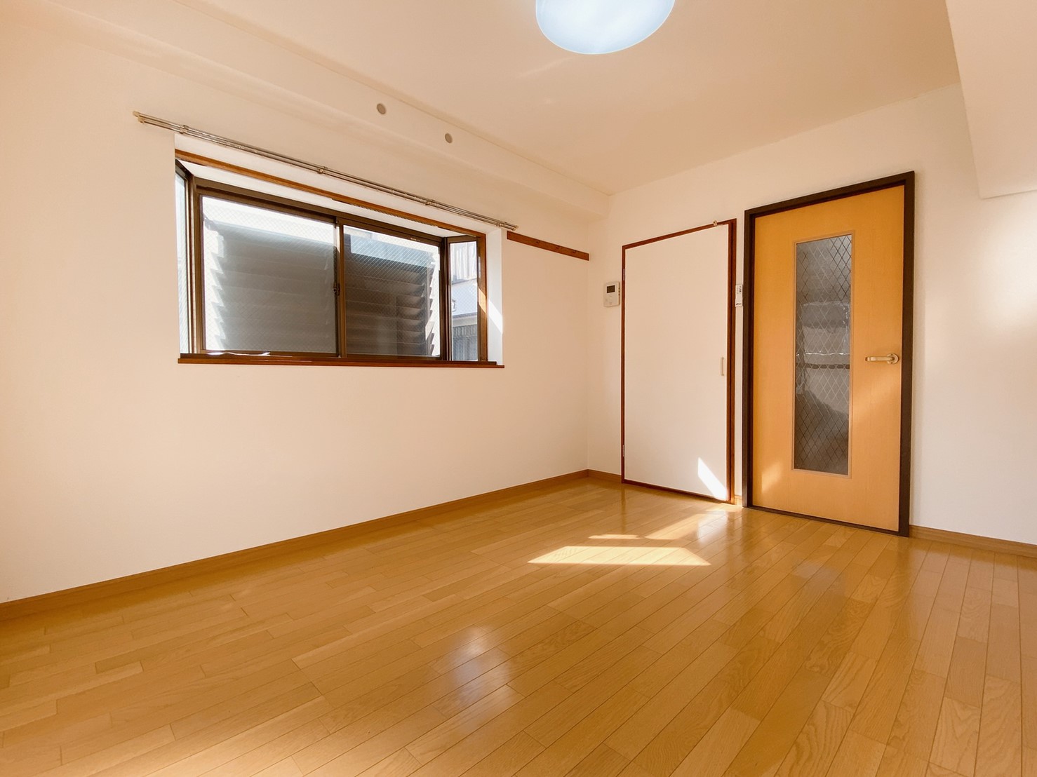 居室・リビング　南向き・角部屋。Wi－Fiルーター、エアコン、照明有