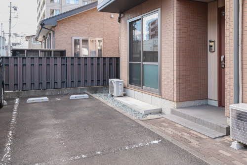 建物外観　駐車場