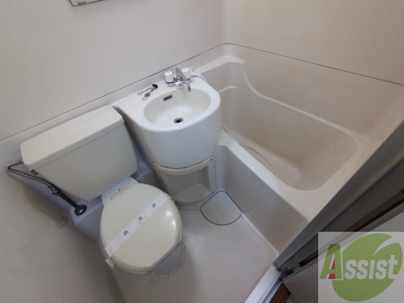 バス・シャワールーム　こちらはお風呂。一日の疲れをここで癒してください。