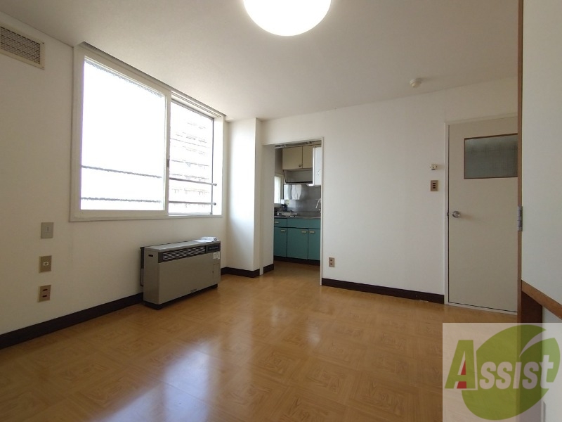 居室・リビング　８帖の洋室です。広々として、きれいですね。