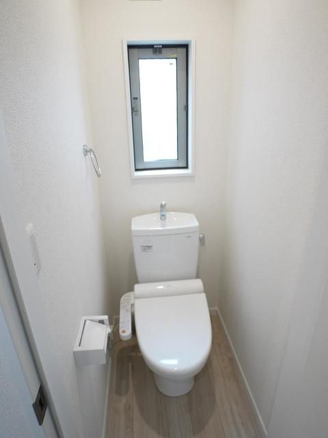 トイレ　白基調で清潔感のあるトイレです♪