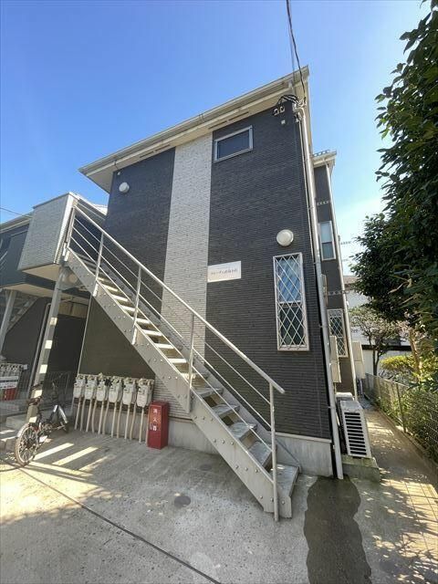 建物外観　周辺は閑静な住宅街ですので落ち着いた住環境です！