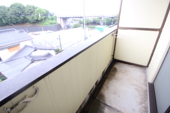 バルコニー　※別号室の写真となっております。