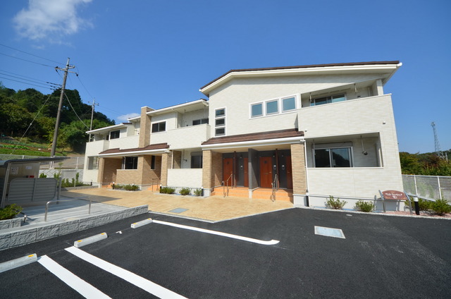 建物外観　★程よい緑に囲まれた、居心地の良い物件です★