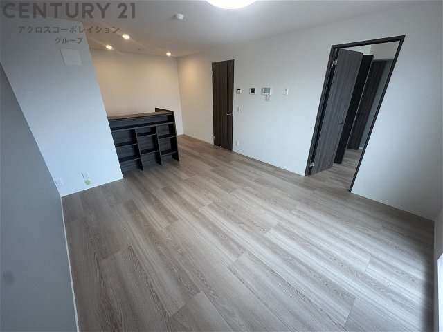 居室・リビング　エアコン付きの14.2帖のリビングです♪