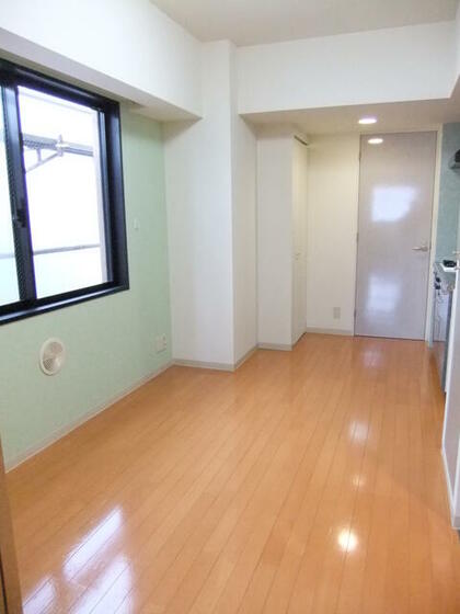 その他部屋・スペース　ＬＤＫ９帖　　角部屋につき窓有り