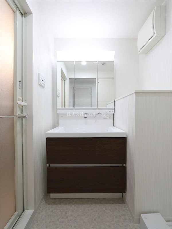 洗面設備　脱衣所　独立洗面台（シャンプードレッサー付）