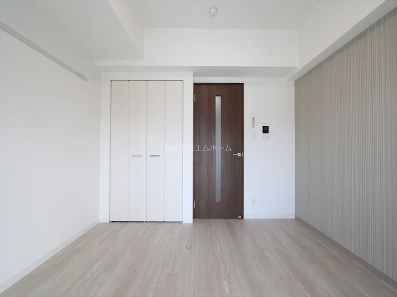 居室・リビング　洋室6.5帖　エアコン付　バルコニーに面しています