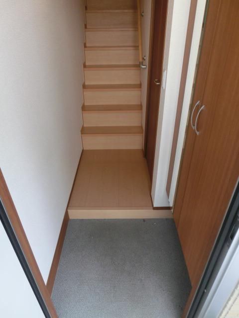 玄関　玄関は収納あります