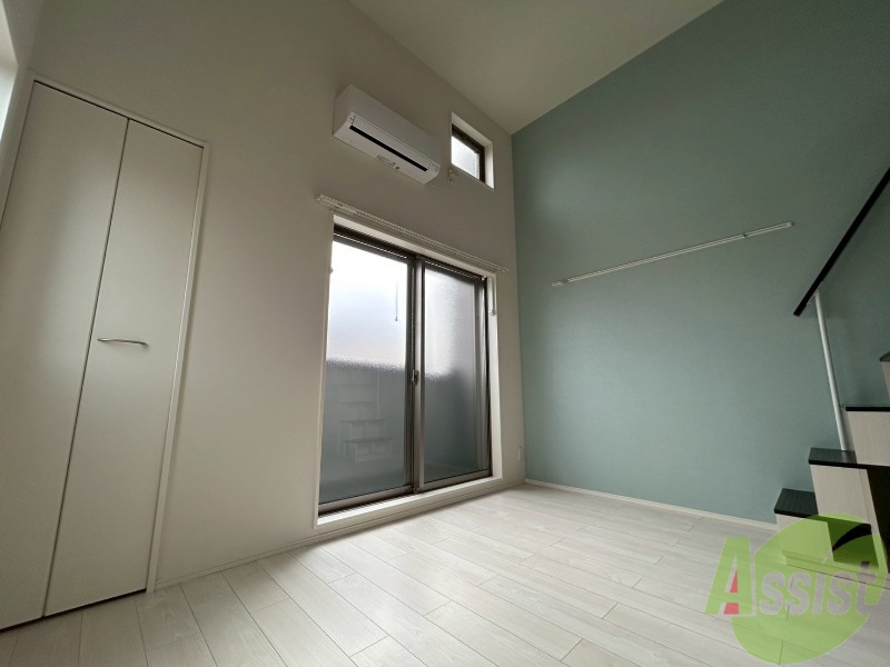 居室・リビング　６．０帖の洋室です。天井が高く開放感のあるお部屋です。