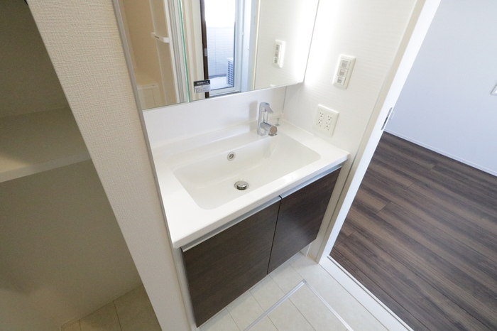 洗面設備　シャワー付き洗面化粧台