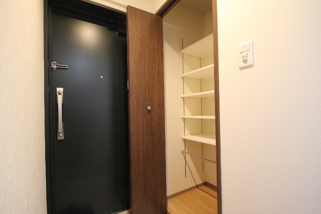 玄関　写真は別号室のものです。