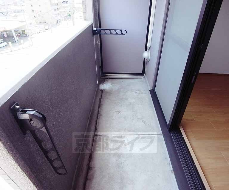 バルコニー　広めのバルコニーで洗濯干しも楽ですね。