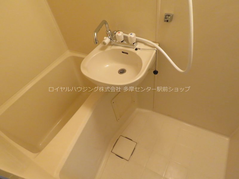 バス・シャワールーム　お風呂と洗面台です。人気のバストイレ別々です♪