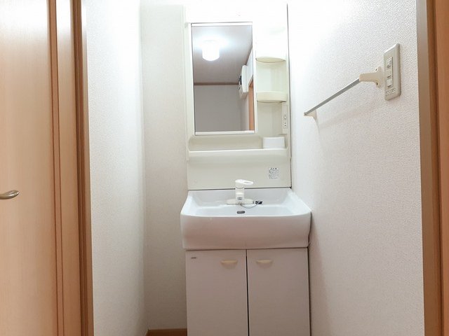 洗面設備　明るい洗面所です