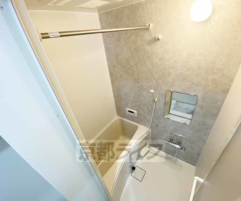 バス・シャワールーム　鏡の付いた便利なお風呂