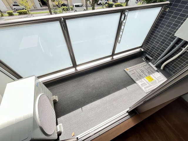 バルコニー　暖かな日差しのふりそそぐバルコニー