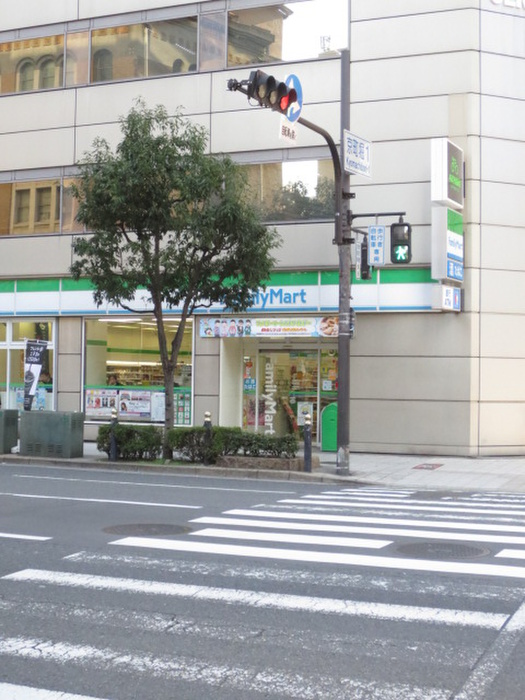コンビニ　ファミリーマート（コンビニ）まで104m