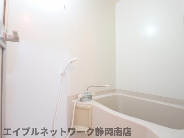 バス・シャワールーム　コンパクトで使いやすいお風呂です