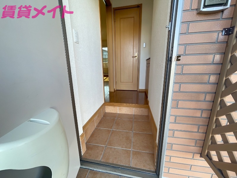 玄関　別部屋反転写真です