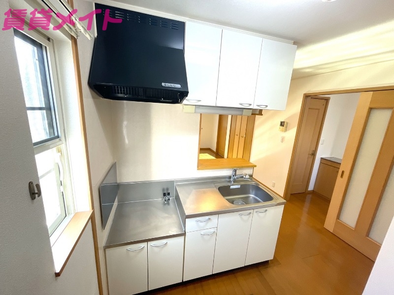 キッチン　別部屋反転写真です
