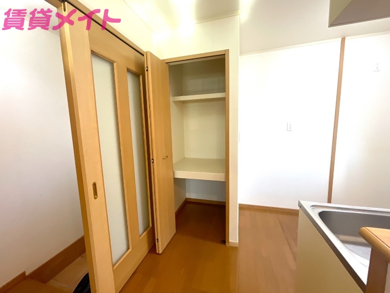 収納　別部屋反転写真です