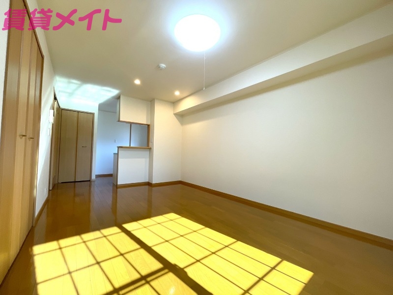 居室・リビング　別部屋反転写真です