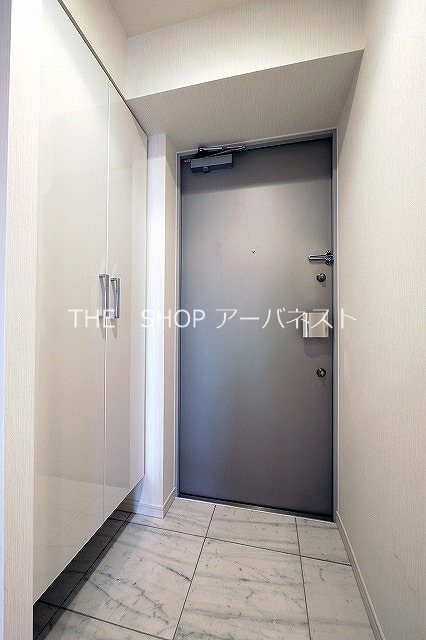 玄関　白を基調としたスタイリッシュな内装