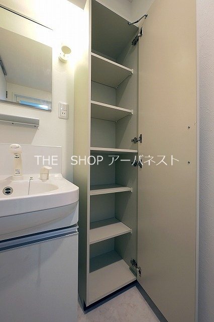 その他　洗面台の隣にはリネン棚もあります。